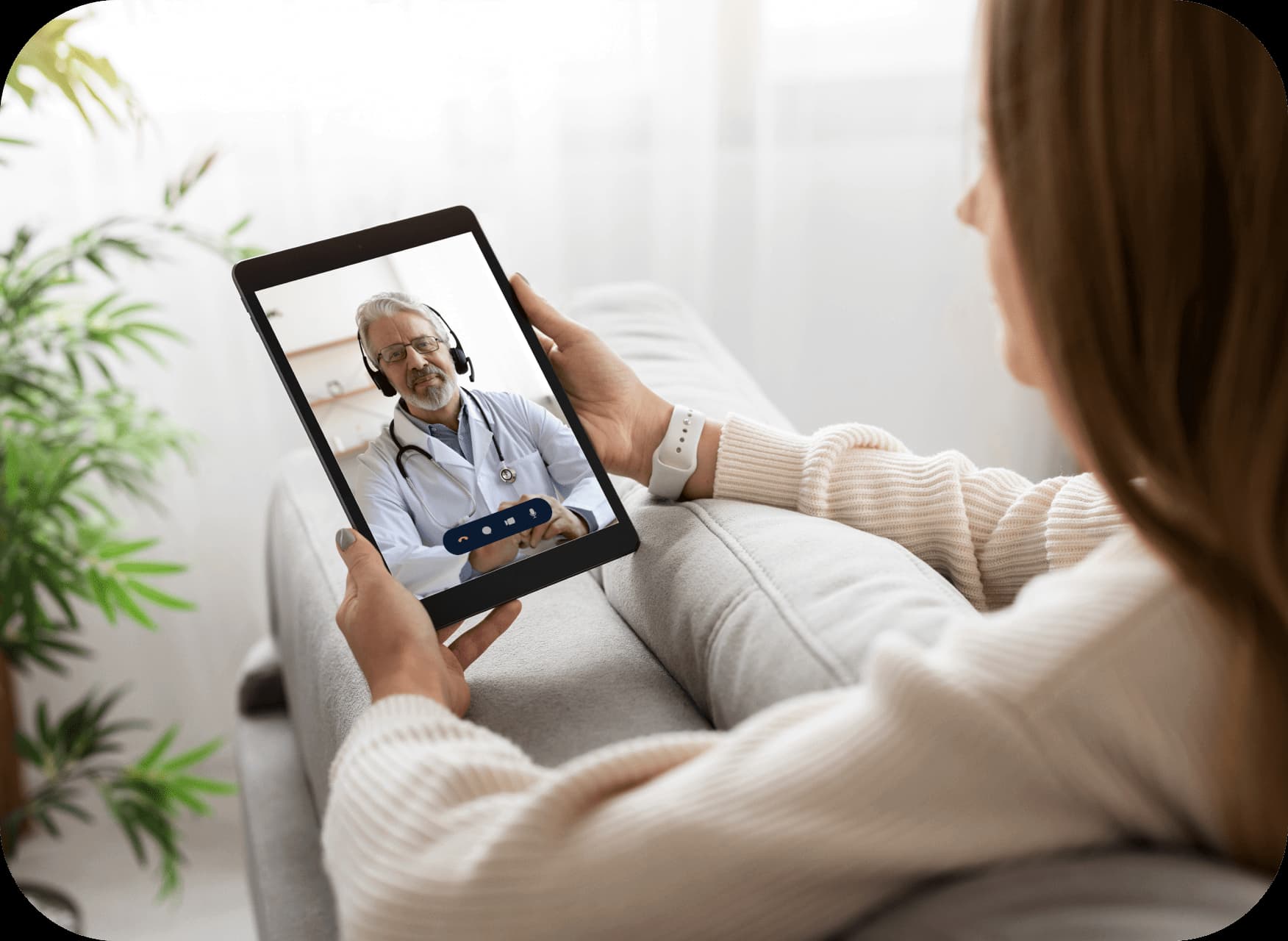 Patientin führt ein virtuelles Beratungsgespräch mit ihrem Arzt per Tablet.